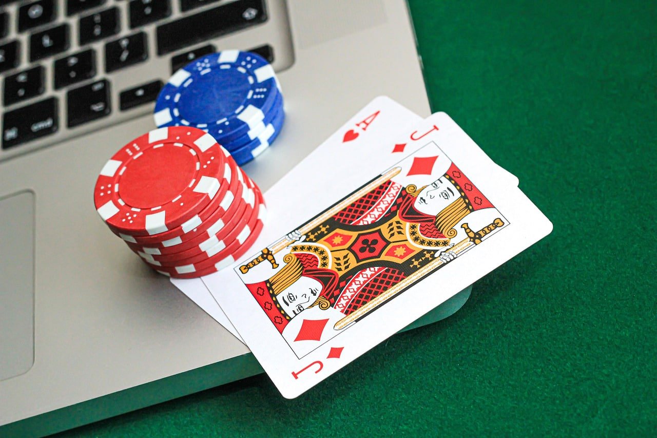 Pengguna sedang memasang taruhan sportsbook dan slot online prada118 lewat perangkat mobile
